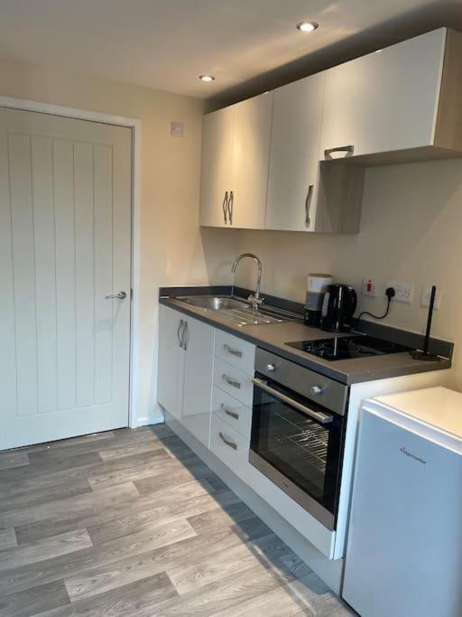 Lovely 1 Bedroom Studio Apartment - Merthyr Tydfil Dış mekan fotoğraf