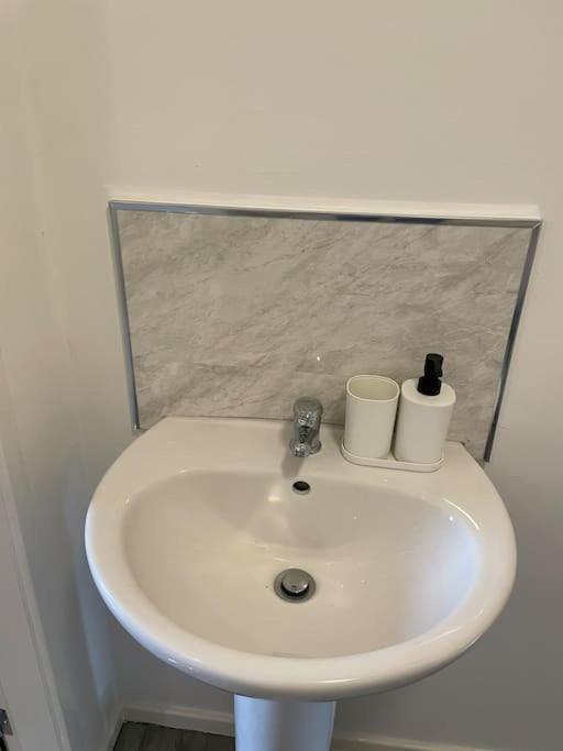 Lovely 1 Bedroom Studio Apartment - Merthyr Tydfil Dış mekan fotoğraf